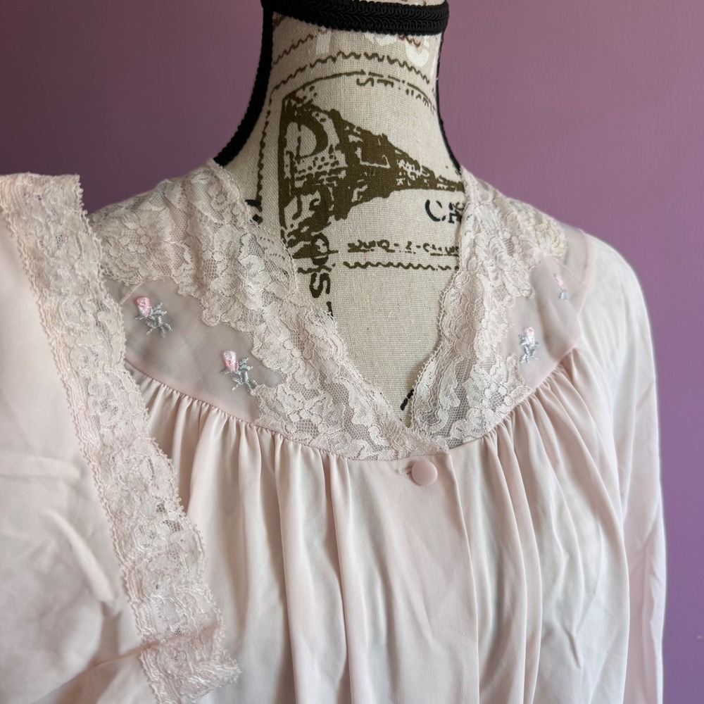 Shadowline Vintage Pink Lace Floral Embroidered Button Front Nightgown Robe
